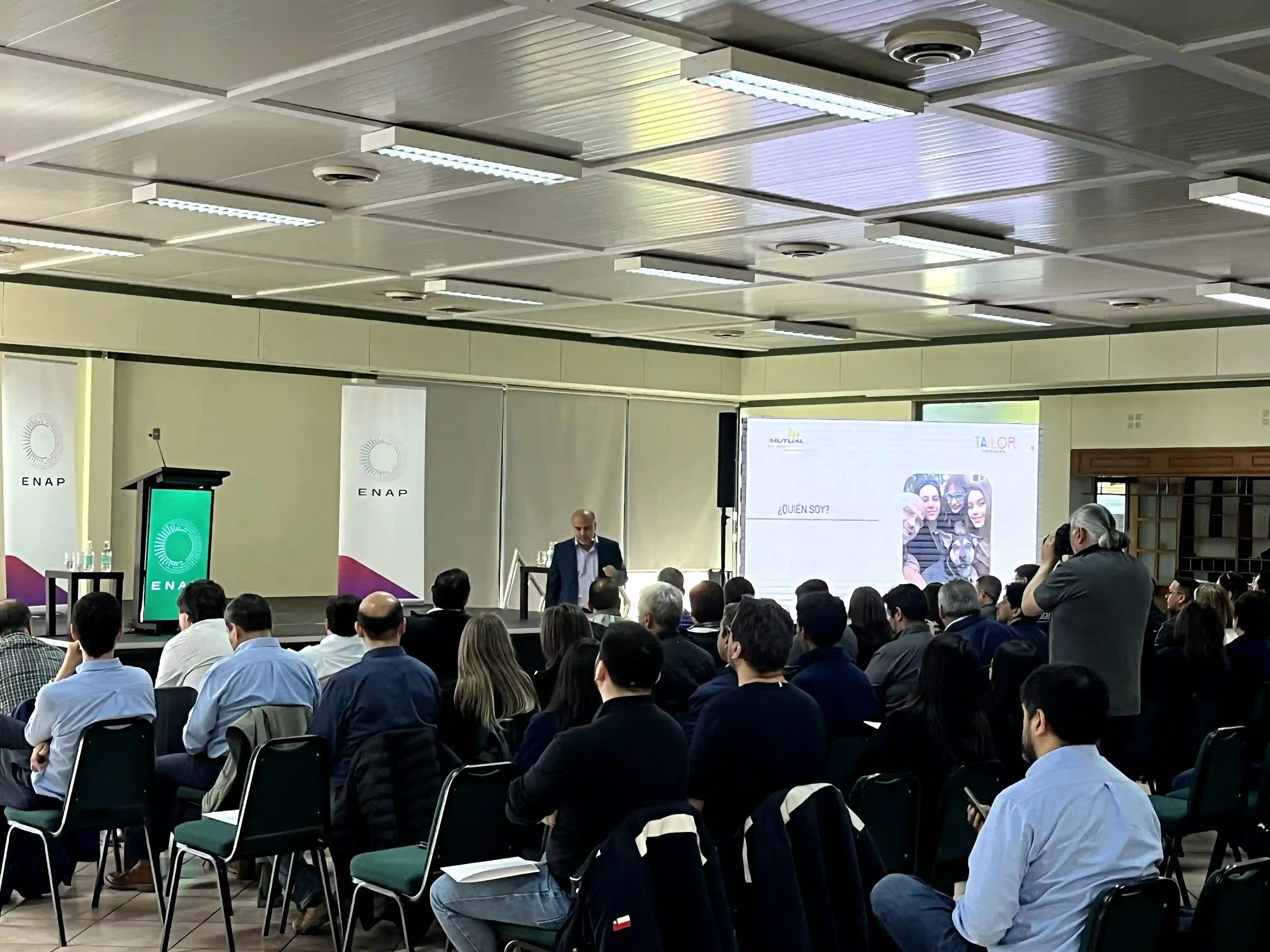 Equipo profesional en reunión estratégica de atracción de talento en Magallanes