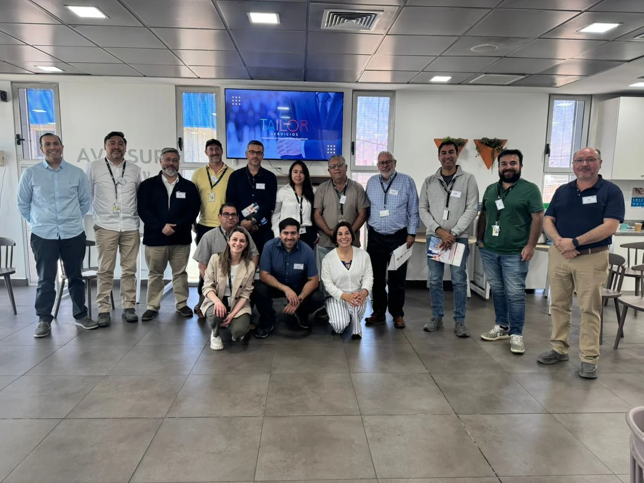 Consultores y directivos trabajando en protocolos de prevención y cultura laboral